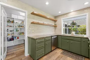 627 N Tomahawk Island Dr, Portland, OR 97217 - Photo 8