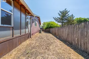 190 NE Lombardy Dr, Roseburg, OR 97470 - Photo 36
