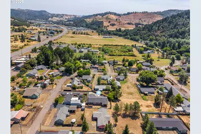 190 NE Lombardy Dr, Roseburg, OR 97470 - Photo 46