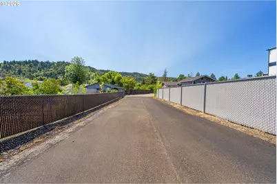190 NE Lombardy Dr, Roseburg, OR 97470 - Photo 38