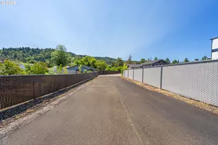 190 NE Lombardy Dr, Roseburg, OR 97470 - Photo 38