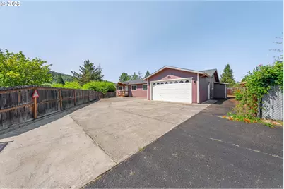 190 NE Lombardy Dr, Roseburg, OR 97470 - Photo 2
