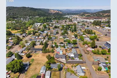 190 NE Lombardy Dr, Roseburg, OR 97470 - Photo 44