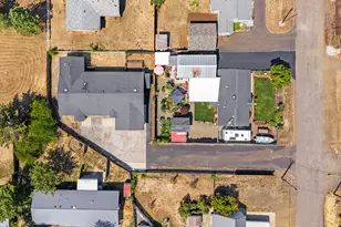 190 NE Lombardy Dr, Roseburg, OR 97470 - Photo 42