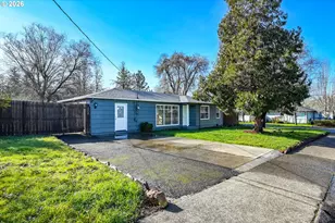 3069 W Sherwood Ave, Roseburg, OR 97471 - Photo 2