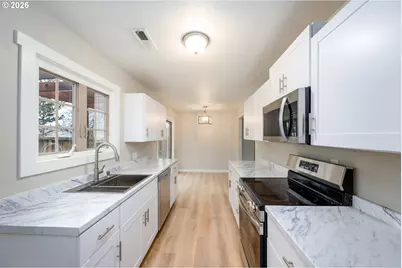 3069 W Sherwood Ave, Roseburg, OR 97471 - Photo 8