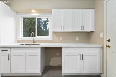 4565 NE 86th Ave, Portland, OR 97220 - Photo 16