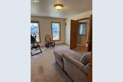 885 SW Hill Dr - Photo 1