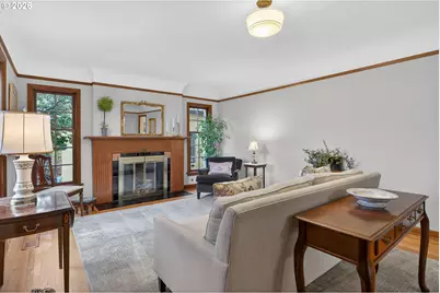 728 NE Royal Ct, Portland, OR 97232 - Photo 2