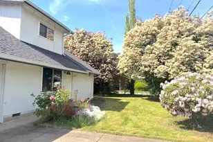 870 N Laurelhurst Dr, Eugene, OR 97402 - Photo 2