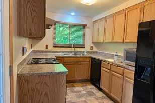 870 N Laurelhurst Dr, Eugene, OR 97402 - Photo 14