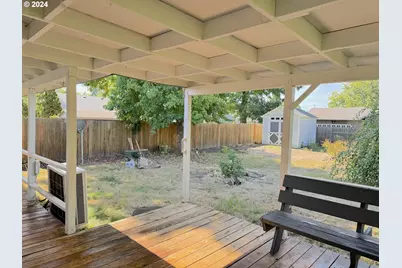 870 N Laurelhurst Dr, Eugene, OR 97402 - Photo 6