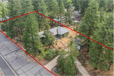 438 NE 9th St, Bend, OR 97701 - Photo 2