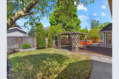684 NE Goldie Dr, Hillsboro, OR 97124 - Photo 40
