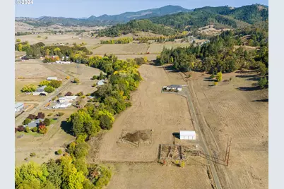 18235 Dixonville Rd, Roseburg, OR 97470 - Photo 2
