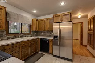 10502 SE Market St, Portland, OR 97216 - Photo 14