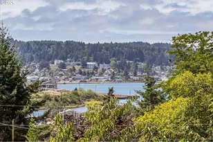 1077 F St, Coos Bay, OR 97420 - Photo 40