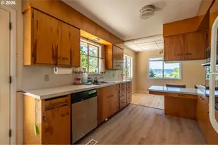 1077 F St, Coos Bay, OR 97420 - Photo 18