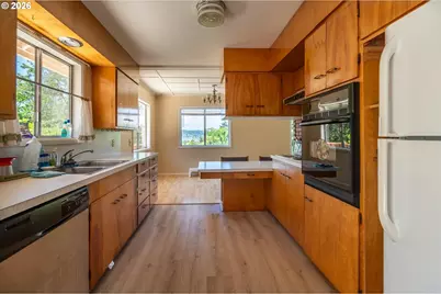 1077 F St, Coos Bay, OR 97420 - Photo 16
