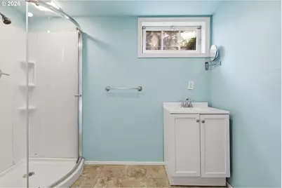 11610 NE Fremont Ct, Portland, OR 97220 - Photo 16