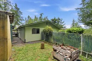 1945 Hazel St, Myrtle Point, OR 97458 - Photo 32