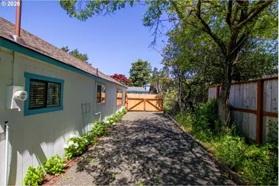 1860 30th St, Florence, OR 97439 - Photo 4