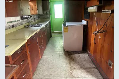 740 S Cammann St, Coos Bay, OR 97420 - Photo 8