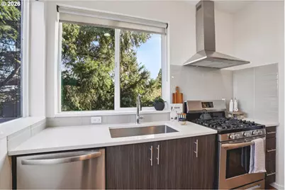 7081 SE Thorburn St, Portland, OR 97215 - Photo 12