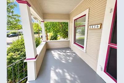 1616 NE Commercial Ave, Roseburg, OR 97470 - Photo 2
