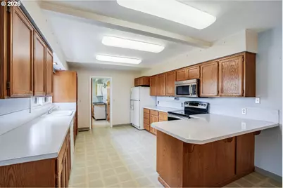 2537 B St, Hubbard, OR 97032 - Photo 4