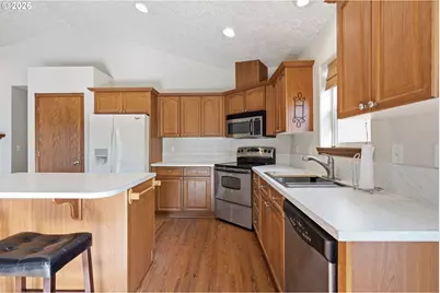 3944 SE 103rd Ave, Portland, OR 97266 - Photo 8