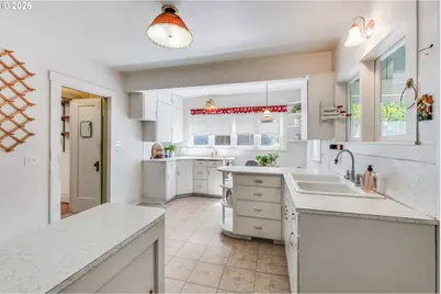 8936 SW 8th Ave, Portland, OR 97219 - Photo 10