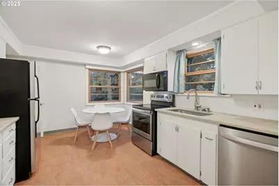 3286 NE Holman St, Portland, OR 97211 - Photo 10