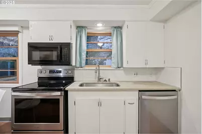 3286 NE Holman St, Portland, OR 97211 - Photo 12