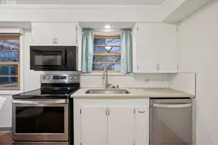 3286 NE Holman St, Portland, OR 97211 - Photo 12