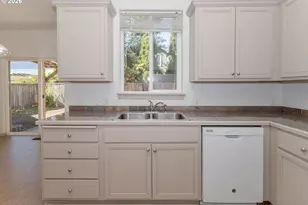 5529 King Arthur Ct, Eugene, OR 97402 - Photo 12
