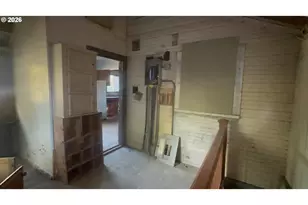 340 SE 3rd St, Toledo, OR 97391 - Photo 6