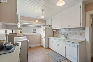 210 Cypress Ave, Garibaldi, OR 97118 - Photo 8