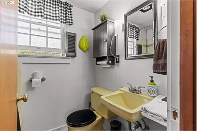 905 E 1st St, Coquille, OR 97423 - Photo 24