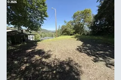 1410 NW Grove St, Roseburg, OR 97471 - Photo 2
