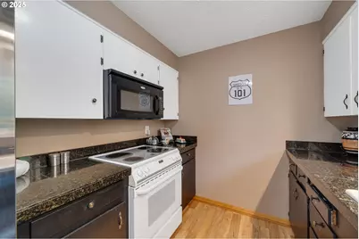 1003 Grove Ave, Tillamook, OR 97141 - Photo 8