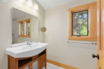 1806 Columbia St, Hood River, OR 97031 - Photo 32