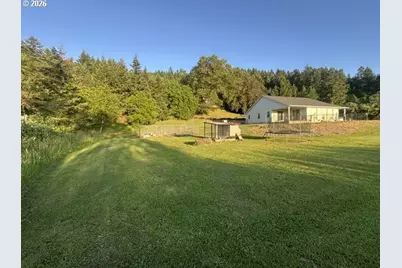 946 S Calapooia St, Sutherlin, OR 97479 - Photo 30