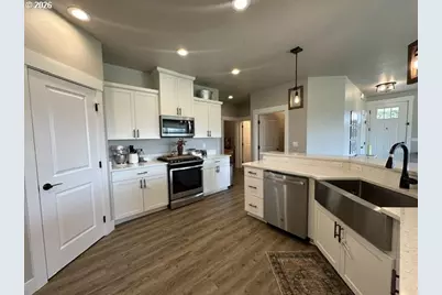 946 S Calapooia St, Sutherlin, OR 97479 - Photo 8