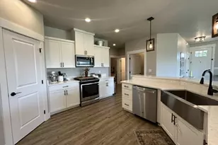 946 S Calapooia St, Sutherlin, OR 97479 - Photo 8