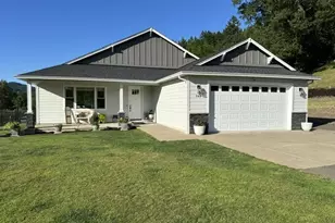946 S Calapooia St, Sutherlin, OR 97479 - Photo 2