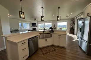 946 S Calapooia St, Sutherlin, OR 97479 - Photo 10