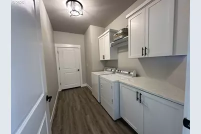 946 S Calapooia St, Sutherlin, OR 97479 - Photo 16
