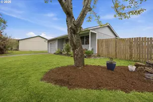832 E 7th St, Molalla, OR 97038 - Photo 2