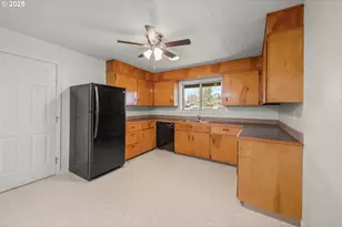 3018 W Filbert Ave, Roseburg, OR 97471 - Photo 8